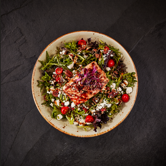SALADE AU SAUMON LAQUÉ À L’ÉRABLE